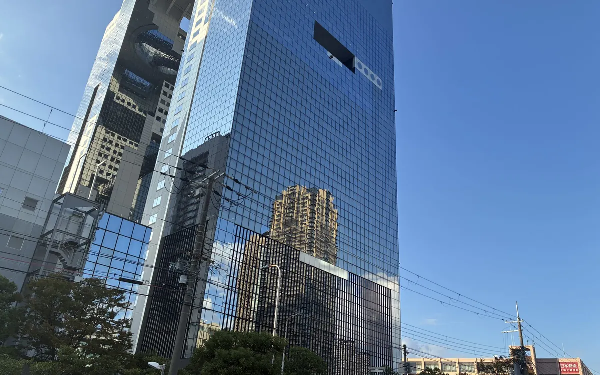 A glass skyscraper reflecting the sky